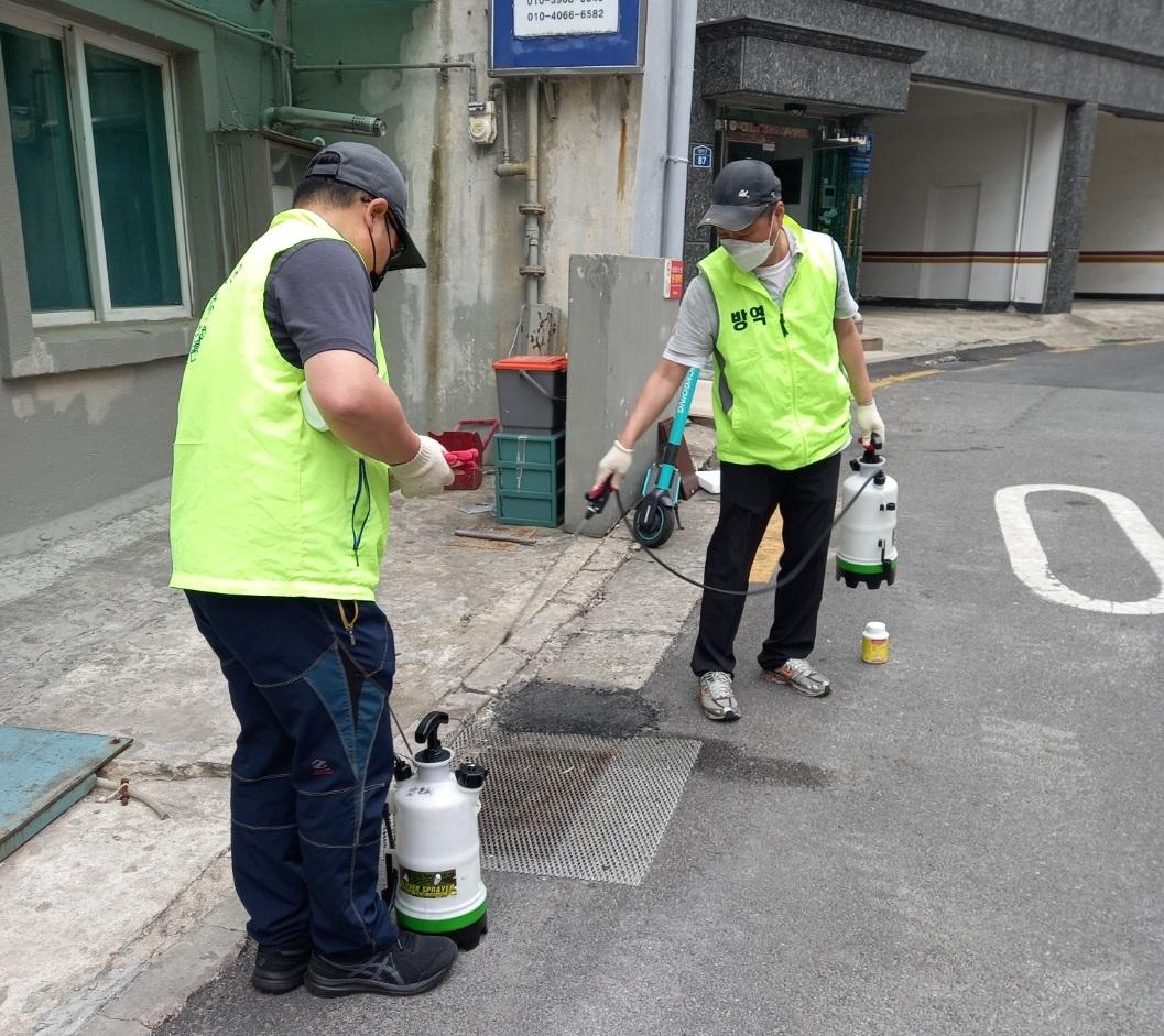 (사진1)모기 서식처 방역소독